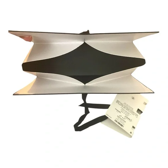 Chanel Bow Tie Gift Bag and Chanel No 5 sample Eau de Toilette - Picture 3 of 6